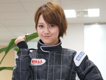 『GRID Autosport』で元レースクイーンと対戦! 「桃んが」が編集部にやってきた 画像