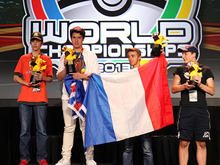 ポケモンの世界王者決定戦「ポケモンWCS 2014」がついに開幕、会場ではiOS向けTCGが展示? 画像