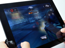 iPadがゲーム機に変身？iPad Air/iPad mini用ゲームグリップ登場 ― 吸盤式でしっかり固定、取り外しも簡単 画像