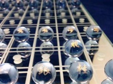 駒も盤もガラスで作られた「将棋」が脆く儚く、故に美しい…「煌」の輝きを映像で 画像