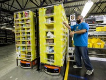 Amazon配送センターで働くロボットたちの映像初公開 画像