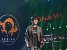 小島監督のTシャツが話題沸騰中…“意味深なフレーズ”に意味はあるのか 画像