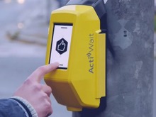 信号無視が減るかも？信号機に卓球ゲーム『Pong』を設置する企画がドイツで 画像