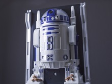 喋る等身大「R2-D2」フィギュアが約35,000円で予約開始、半立体型で人感センサー付き 画像