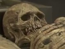 ロンドンの工事現場にて、身長2m超の未知なる生物の骨が発見される 画像