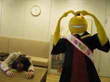 暗殺教室の殺せんせーが編集部にやってきた!殺せんせー危機一髪で勝負 画像
