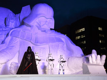 「雪のスター・ウォーズ」の雪像がさっぽろ雪まつりに登場・・・高さ15m、幅22.6m、奥行き20mの巨大サイズ！ 画像