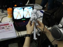 【超会議2015】これが未来のフィギュア観賞術か…動かし放題で覗き放題 画像