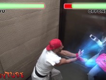エレベーターの中で突如『ストリートファイター』のリュウが暴れまわるドッキリ動画 画像