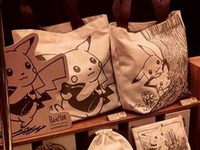 ピカチュウがクラシカルに！「ポケモン セピアグラフィティ」8月8日登場、一部ショップで先行発売 画像