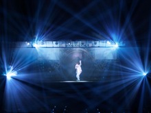 ホログラフィック劇場「DMM VR Theater」9月11日オープン!第1弾は「X JAPAN hide」ライブ 画像