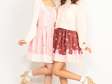 「まどマギ」がLIZLISAとコラボ、ワンピースやカーディガンが登場 画像