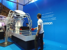 【CEATEC 2015】返球の誤差10cm以内！ オムロンの卓球ロボットが賢くパワーアップ 画像