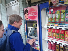 喋る「自動販売機」実証実験スタート、リアルタイムに対話できる 画像