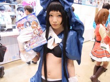 【レポート】「コミケ89」企業ブースのコスプレイヤー写真を一挙130枚！胸元の空いたコスプレイヤーも 画像