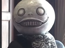 『ニーア オートマタ』齊藤陽介＆ヨコオタロウが熱狂的ファンと出会う！ファン向けメッセージ動画が公開 画像