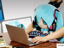 「初音ミク」ぬいぐるみ型クッションが登場、アームレストはリバーシブル仕様 画像