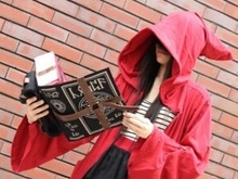 現代社会に生きる魔法使い必見アイテム「魔導書バッグ」誕生!B5判雑誌が収まるサイズ 画像