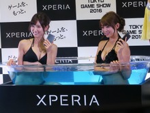 【TGS2016】お風呂じゃないです、プールです。Xperiaの美女が防水をアピール 画像