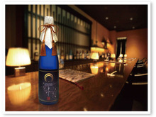 『刀剣乱舞』三日月宗近をイメージした日本酒が限定販売！ 購入特典は「三日月宗近 紗綾柄 お包みバンダナ」 画像