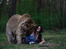 本物の熊とツーショット！『トゥームレイダー』ララ・クロフトの本気過ぎるコスプレ 画像