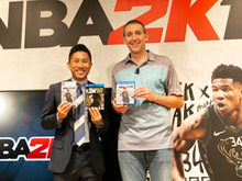 『NBA 2K19』発売記念PRイベントを元サッカー日本代表の前園氏がバスケットボールケーキでお祝い！ 画像