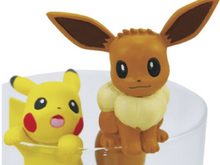 「ポケモン」ピカチュウ＆イーブイがコップのフチに！お昼寝姿に癒やされる♪ 画像