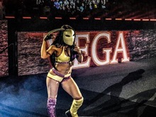 海外女子プロレスラーのゼリーナ・ベガ選手が「バルログ」のコスプレで入場！ 画像