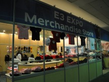 【E3 2009】Tシャツ、バッグ、ボールペン・・・E3グッズ販売中 画像