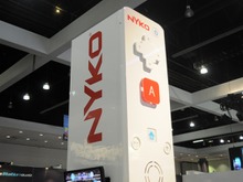 【E3 2009】ヘンテコ周辺機器メーカー巡り(1) 赤い髪&デカいリモコンがお迎え Nyko 画像