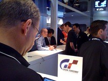 【E3 2009】SCEブースでPSP goを視察する宮本茂氏を発見 画像
