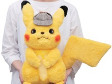 「名探偵ピカチュウ」が本物さながらの約40cmサイズで立体化!手や耳の可動機構で様々なポージングを楽しめる 画像