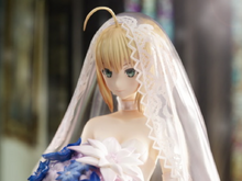 「Fate」セイバー“あなたが私のマスターか” 純白ロイヤルドレス姿のフィギュアが再登場 画像