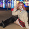 【コスプレ】エリート巫女の休日。イルミ輝く水辺でくつろぐ私服姿のみこちが最高！人気レイヤー・さくらすず【写真8枚】