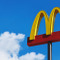 「あれ？いつもとなんかちがう？？」マクドナルドが映画「マイクラ」コラボを示唆？ハッピーセットのロゴが“四角く”表現