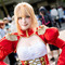 【コスプレ】『FGO』ネロの生意気な表情が可愛い！金髪に赤いドレスで、台湾の庭園に映える美貌も見応えあり【写真9枚】