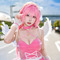 【コスプレ】ピンクのミニスカドレスが似合う新人レイヤーが可愛いすぎ！『NIKKE』ドロシーの美脚×絶対領域がまぶしい【写真7枚】