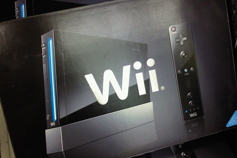 新色Wii(クロ)のパッケージがショップ店頭に並び始める 画像