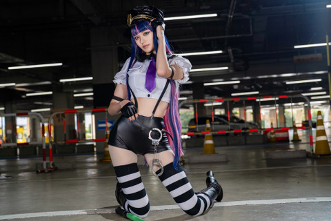 【コスプレ】クールな美貌とスラリと伸びる美脚で魅せる!人気レイヤー”寝る子”が伝説的アニメ「パンスト」のストッキングを体現!!【写真8枚】 画像