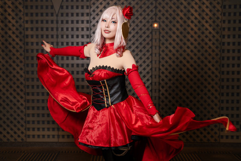 【コスプレ】『takt op.(タクトオーパス)』真っ赤なドレスを纏った”運命”が淑やかで優雅!注目レイヤー・観月かなこ【写真9枚】 画像