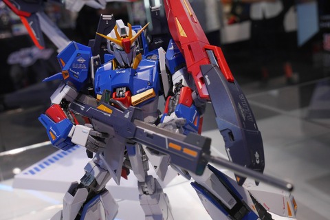 バンダイ驚異のメカニズム！ウェイブライダー形態も再現された「METAL BUILD ゼータガンダム」展示画像が公開 画像