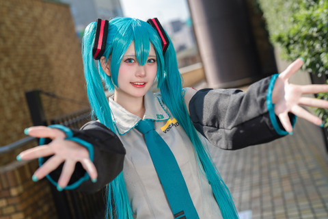 【コスプレ】世代を超えて愛される「初音ミク」！フレッシュな魅力が溢れる高校生レイヤーに熱視線【写真9枚】 画像