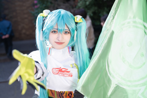 【コスプレ】明るい笑顔の応援に元気100倍！スラリとしたレーシングミクが抜群の可愛さ、注目レイヤー・お茶粥【写真8枚】 画像