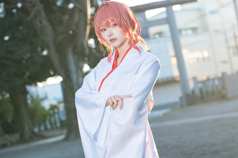 【コスプレ】新春を祝う甘神3姉妹の巫女姿が清々しい！人気レイヤー“月海つくね”が神社も撮れる和風スタジオで可憐な美しさを披露【写真12枚】 画像