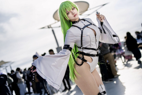 【コスプレ】「コードギアス 反逆のルルーシュ」C.C.の太ももが魅惑的…！【写真6枚】 画像