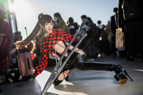 【コスプレ】くびれ&太ももを大胆ちら見せ！躍動感ハンパない『Stellar Blade』イヴの美女レイヤー【写真7枚】 画像