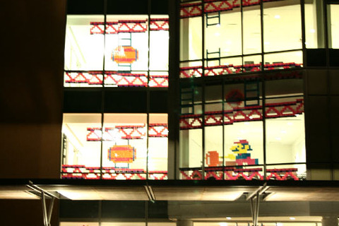 大学のビルが『ドンキーコング』に－カリフォルニアの学生たちのイカした装飾 画像