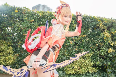 【コスプレ】人懐っこい笑顔と溌剌としたポージングが魅力的!『原神』宵宮の美女レイヤーが一足早く夏をお届け【写真8枚】 画像