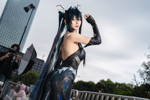 【コスプレ】背中で魅せる『NIKKE』から人気アニメ、VTuberがまざった「ニコニコ超会議2025」美女レイヤー10選【写真45枚】 画像