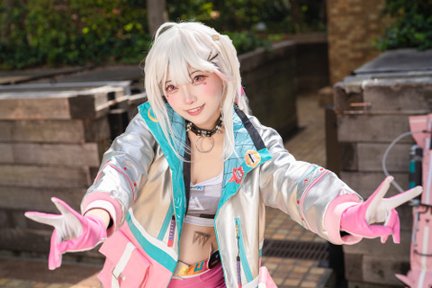 【コスプレ】屈託ない笑顔が可愛い!『NIKKE』ジャッカルの奔放な魅力を引き出す美女レイヤー【写真8枚】 画像